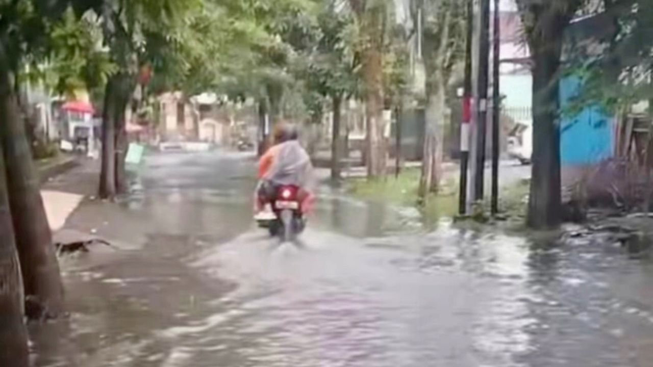 Jalan Bunga Coklat Terendam Banjir pada Minggu Sore