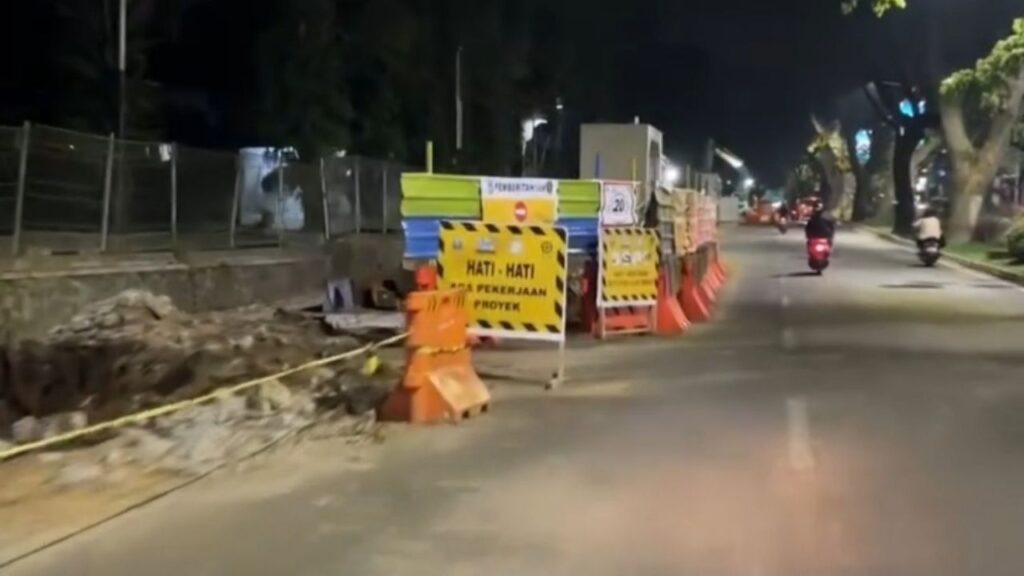 Pengerjaan Proyek Drainase Suhat pada Malam Hari