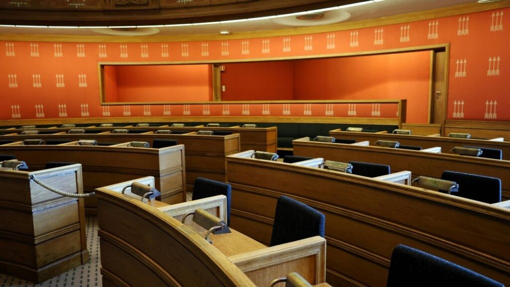 Peran dan Kewenangan Lembaga Yudikatif dalam Menegakkan Keadilan di Indonesia